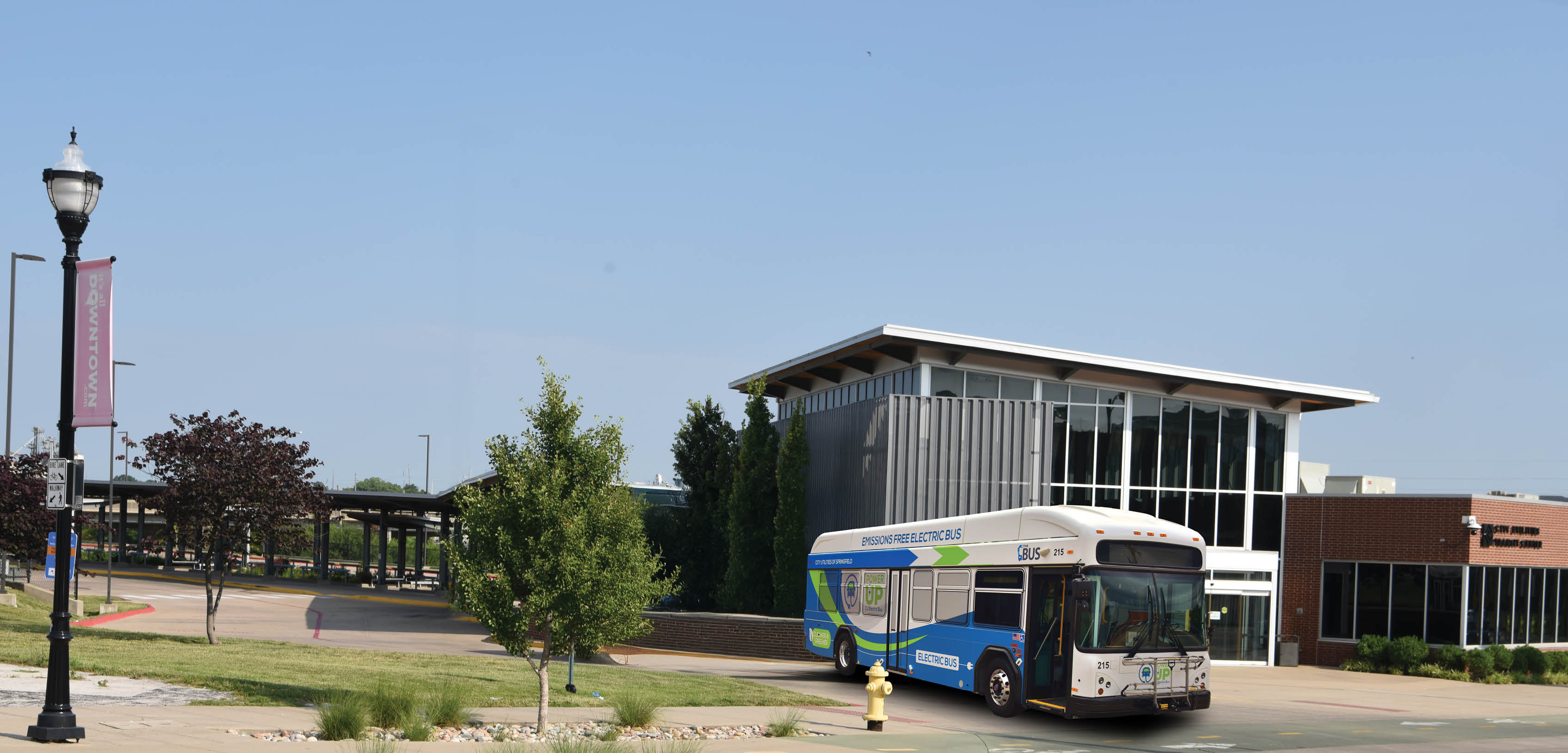 CU electric bus leaving the Transit Center